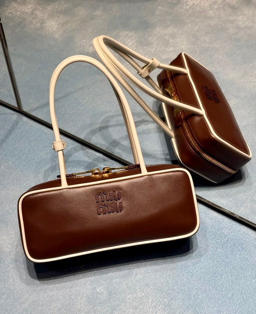 MiuMiu Beau Leather 新長柄保齡球包/E2650 🉐96400🇪🇺