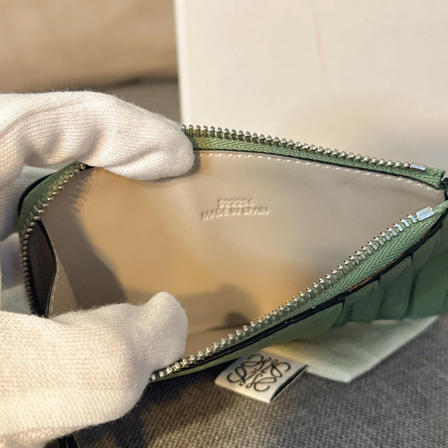 *現貨*Loewe▪️Coin Cardholder 軟粒面牛皮拉鍊卡包-迷迭香綠 P8500 /T14000