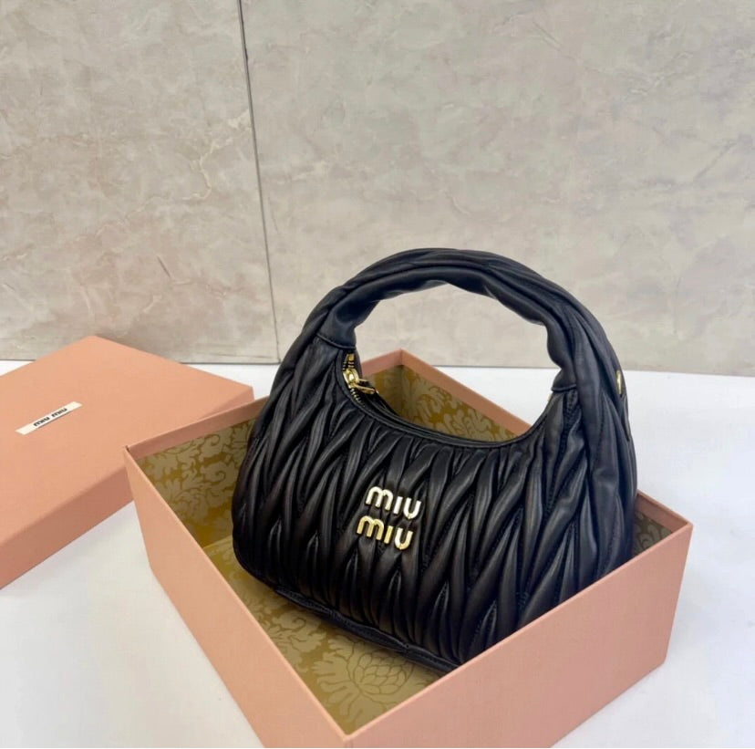 MiuMiu Wander Matelasse Nappa Hobo 小款半月腋下包/1840E2000 🉐69980🏷️