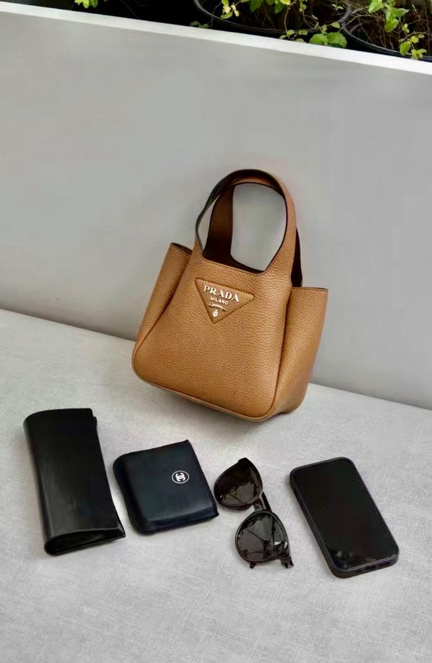 Prada Leather Mini 菜籃子包/2200E2350 🉐85600🇪🇺