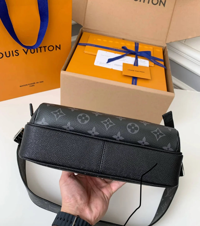 ❌LV Outdoor Messenger Bag 男生款郵差包/1650 ✨🉐68650