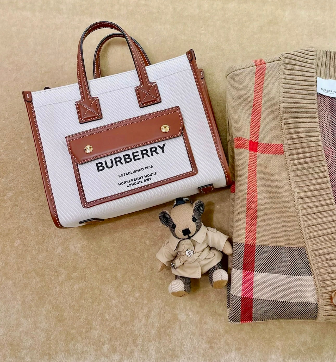 Burberry Freya Mini托特包-白/920C697 ㊙️折扣🉐29580💰
