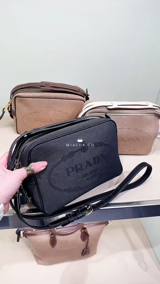 @Prada►Andoliera 刺繡LOGO帆布相機包/P690