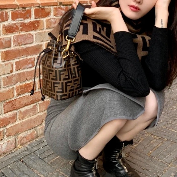 Fendi Wool and Silk 真絲羊毛雙面圍巾/500E550 🉐20800🇪🇺
