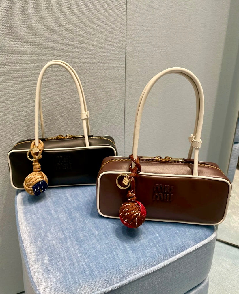 MiuMiu Beau Leather 新長柄保齡球包/E2650 🉐96400🇪🇺