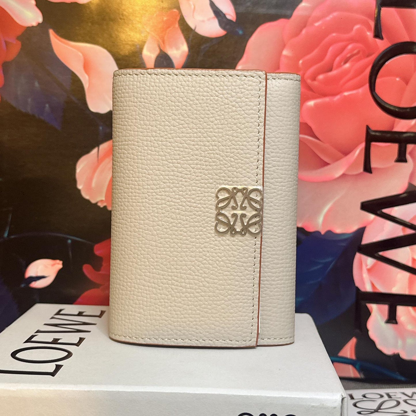 *現貨*Loewe▪️ Anagram Vertical S 小款三折短夾-幽靈白 P14000 /T24000