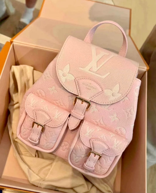 LV Backup 櫻花粉壓紋後背包/2810✨🉐116210