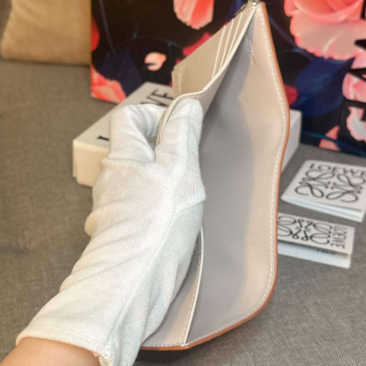 *現貨*Loewe▪️ Anagram Vertical S 小款三折短夾-幽靈白 P14000 /T24000