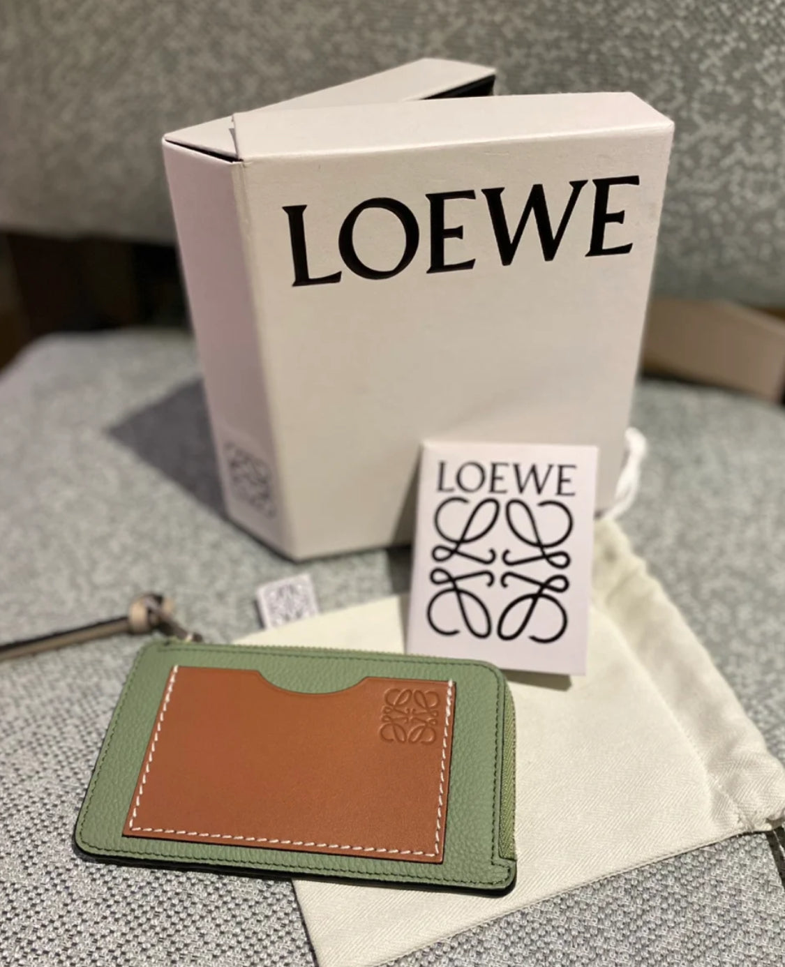 *現貨*Loewe▪️ Coin Cardholder 軟粒面牛皮拉鍊卡包-迷迭香綠/275 年前特價🉐8990