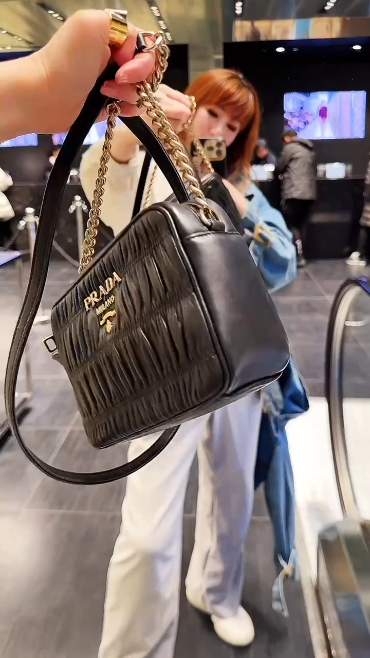 @Prada► NAPPA 皺摺皮革相機包/P875