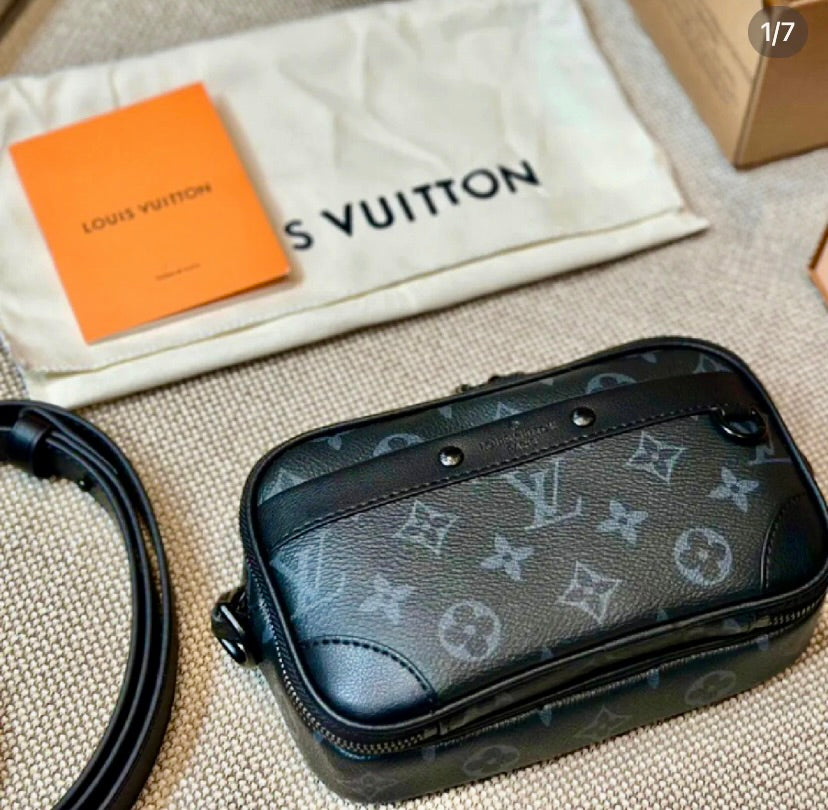 LV Alpha 隨身相機包/1580 ✨🉐67360