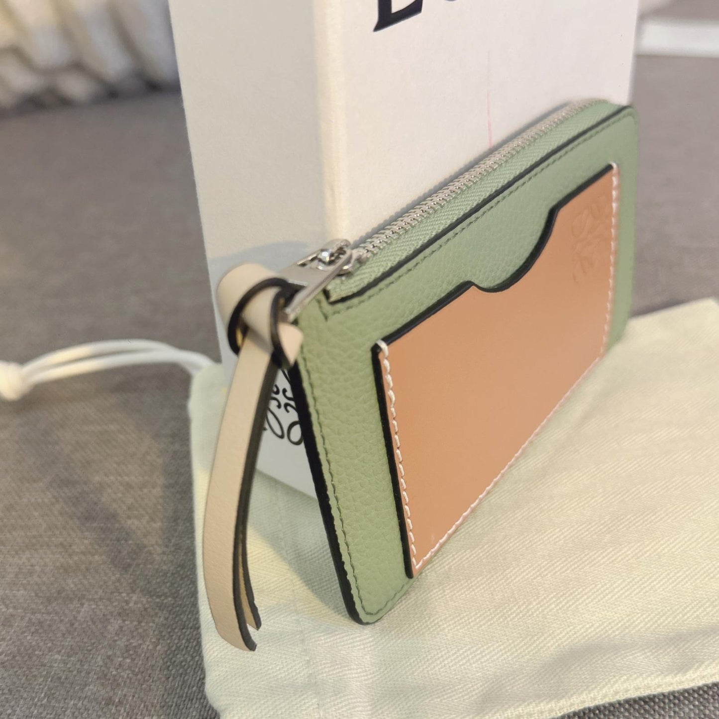 *現貨*Loewe▪️Coin Cardholder 軟粒面牛皮拉鍊卡包-迷迭香綠 P8500 /T14000