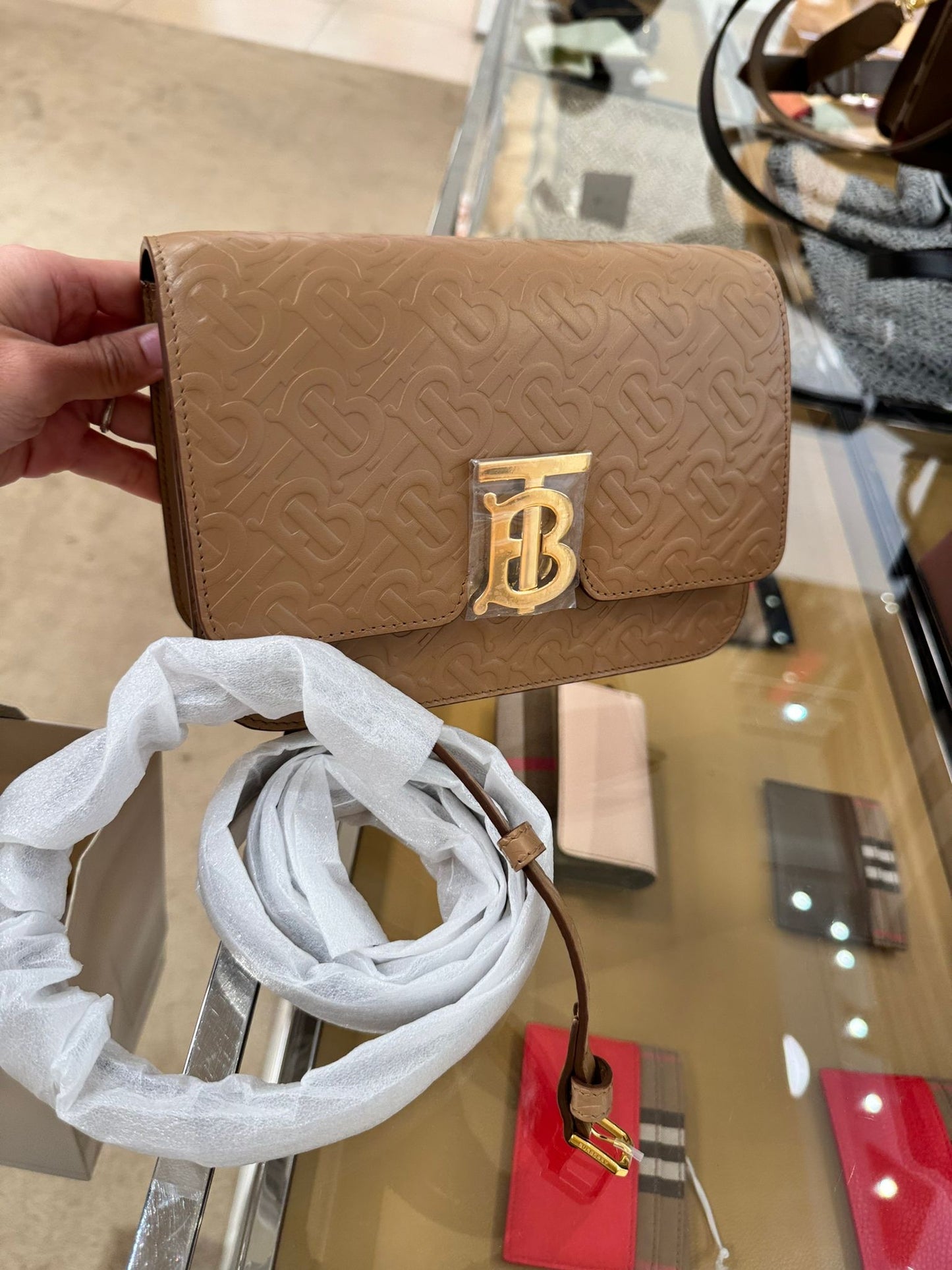 @Burberry TB 壓紋掀蓋斜背包/1225P599 🔥折上七折🉐19670