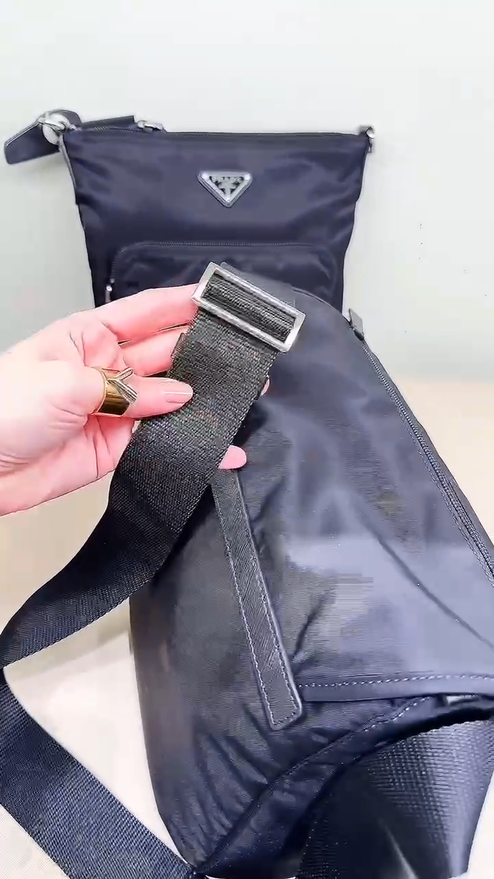 @Prada►Pattina 大尼龍側背包/P910