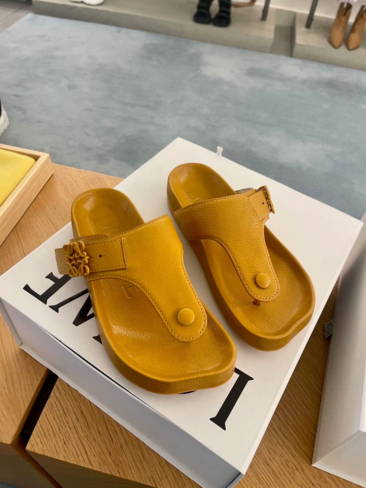 @Lowew Slippers 夾腳拖/695P350 🔔限時折🉐16750