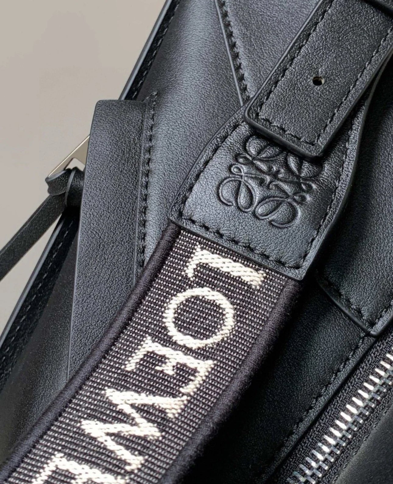 Loewe Compact Hammock 緞面小牛皮吊床包/2450