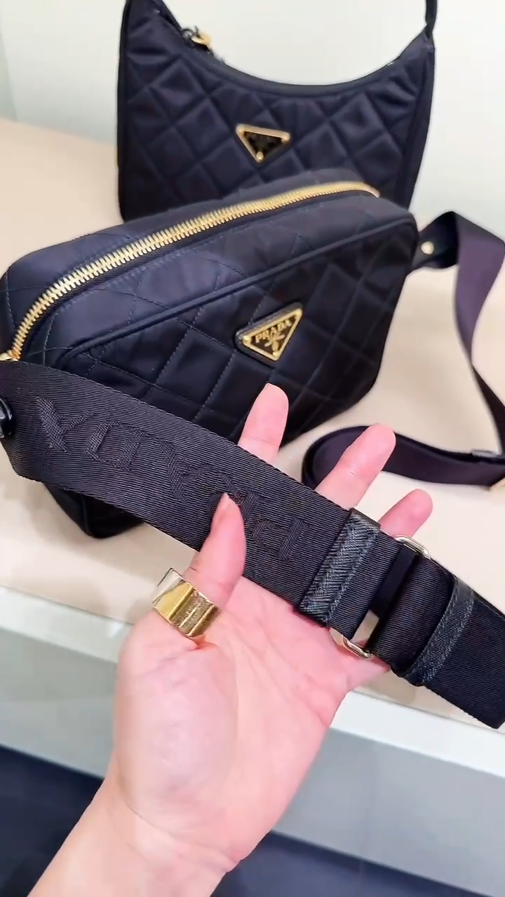 @Prada►Impuntu 尼龍菱格紋相機包/P880