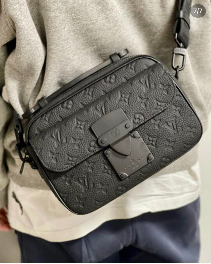 LV S Lock Messenger Bag 男生款郵差包/2610✨🉐108010