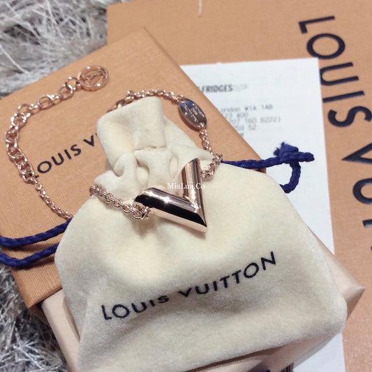 LV▪️Essential V 金色V手鍊/325✨優惠🉐14325