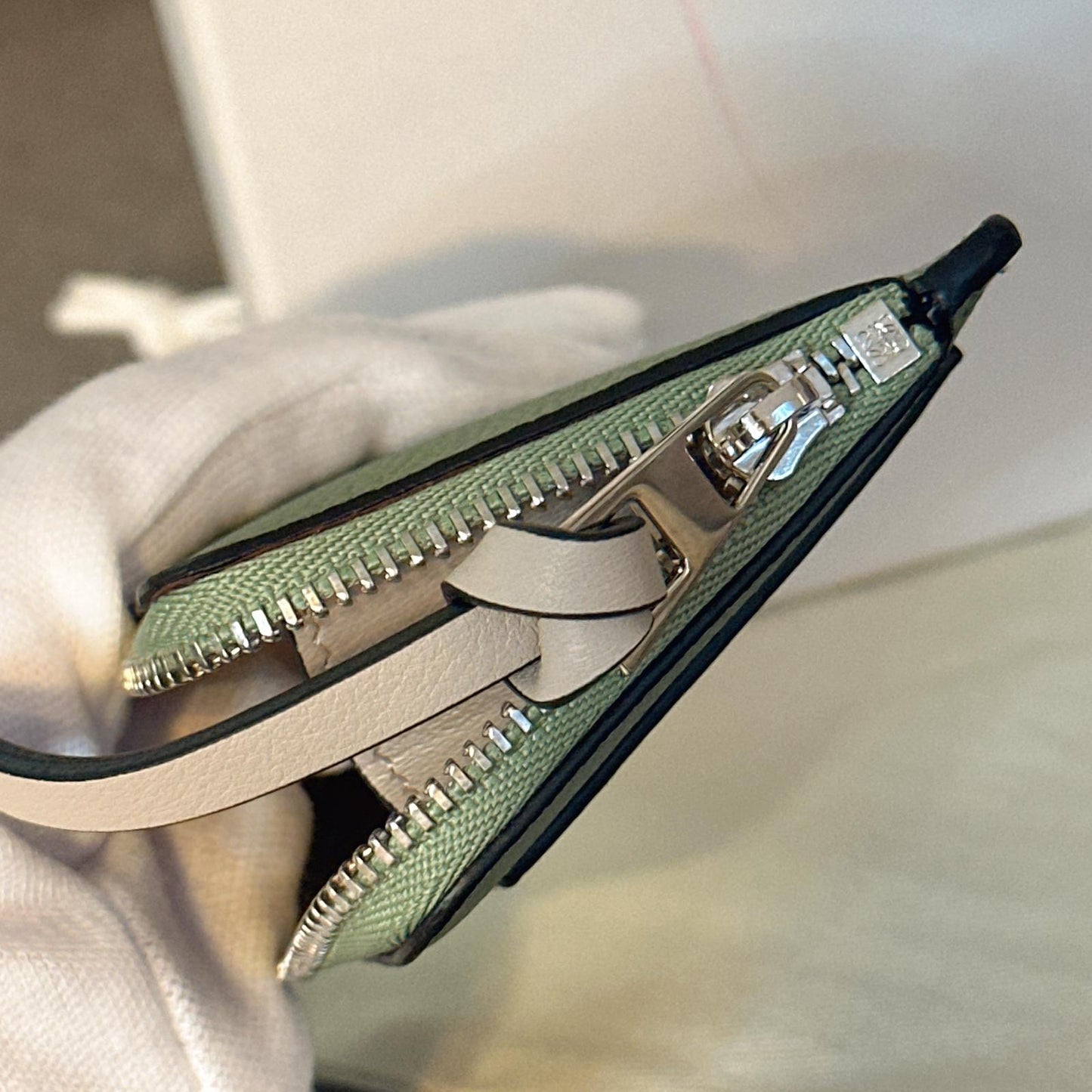 *現貨*Loewe▪️Coin Cardholder 軟粒面牛皮拉鍊卡包-迷迭香綠 P8500 /T14000