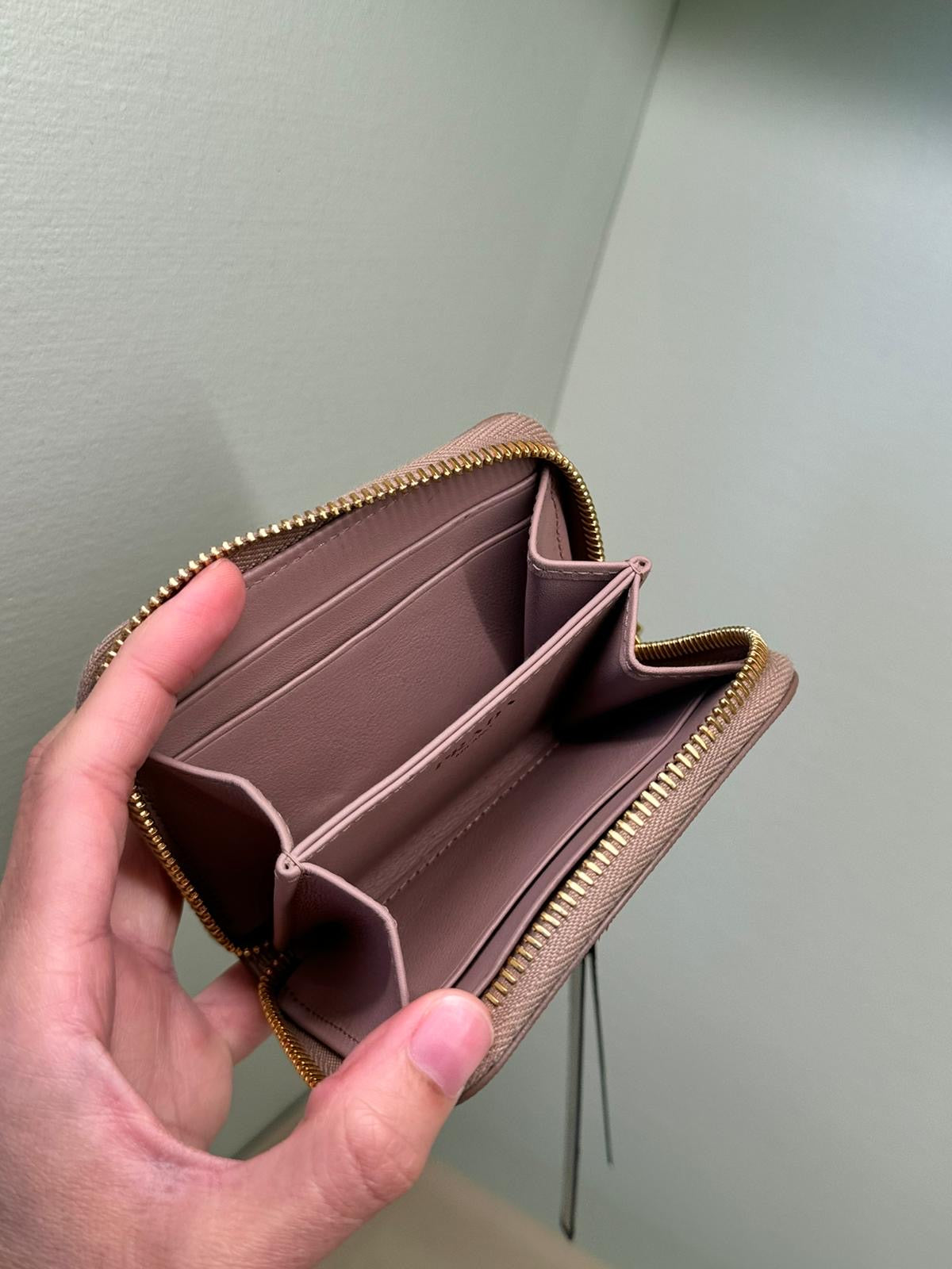 @Prada Wallet 拉鍊短夾/530P270 🔔限時折🉐12950