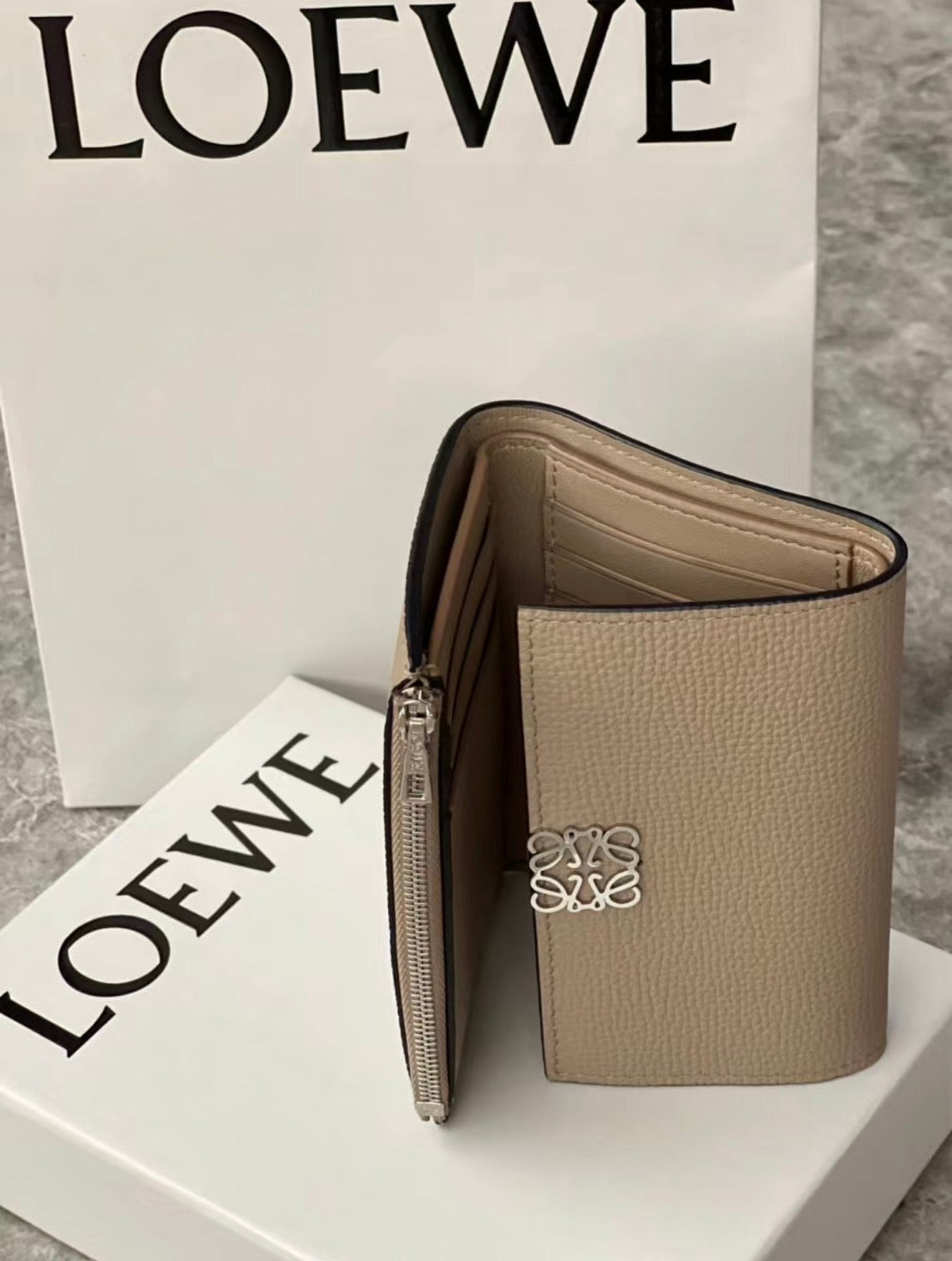 *現貨*Loewe▪️ Anagram Vertical S 小款三折短夾-沙色/495 特價🉐15800