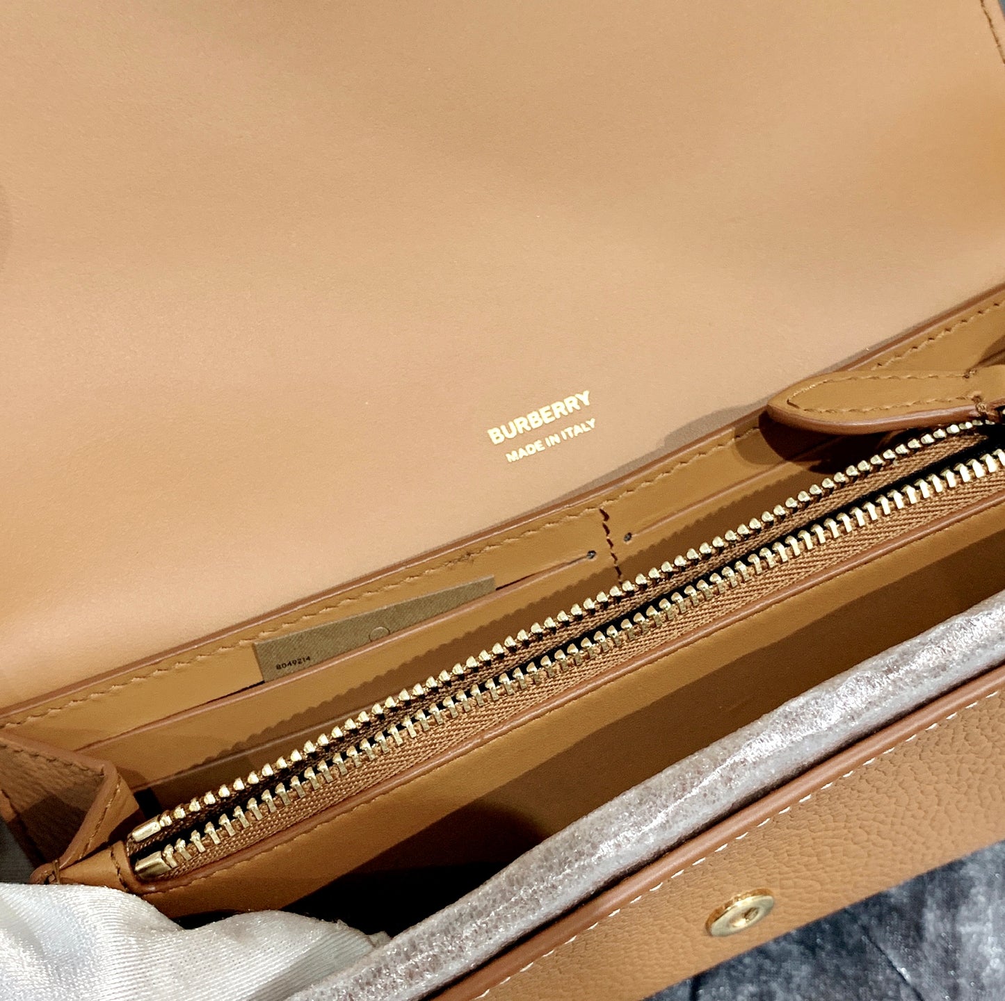 Burberry TB Continental 粒面牛皮翻蓋長夾/570H513 💚折扣🉐21550