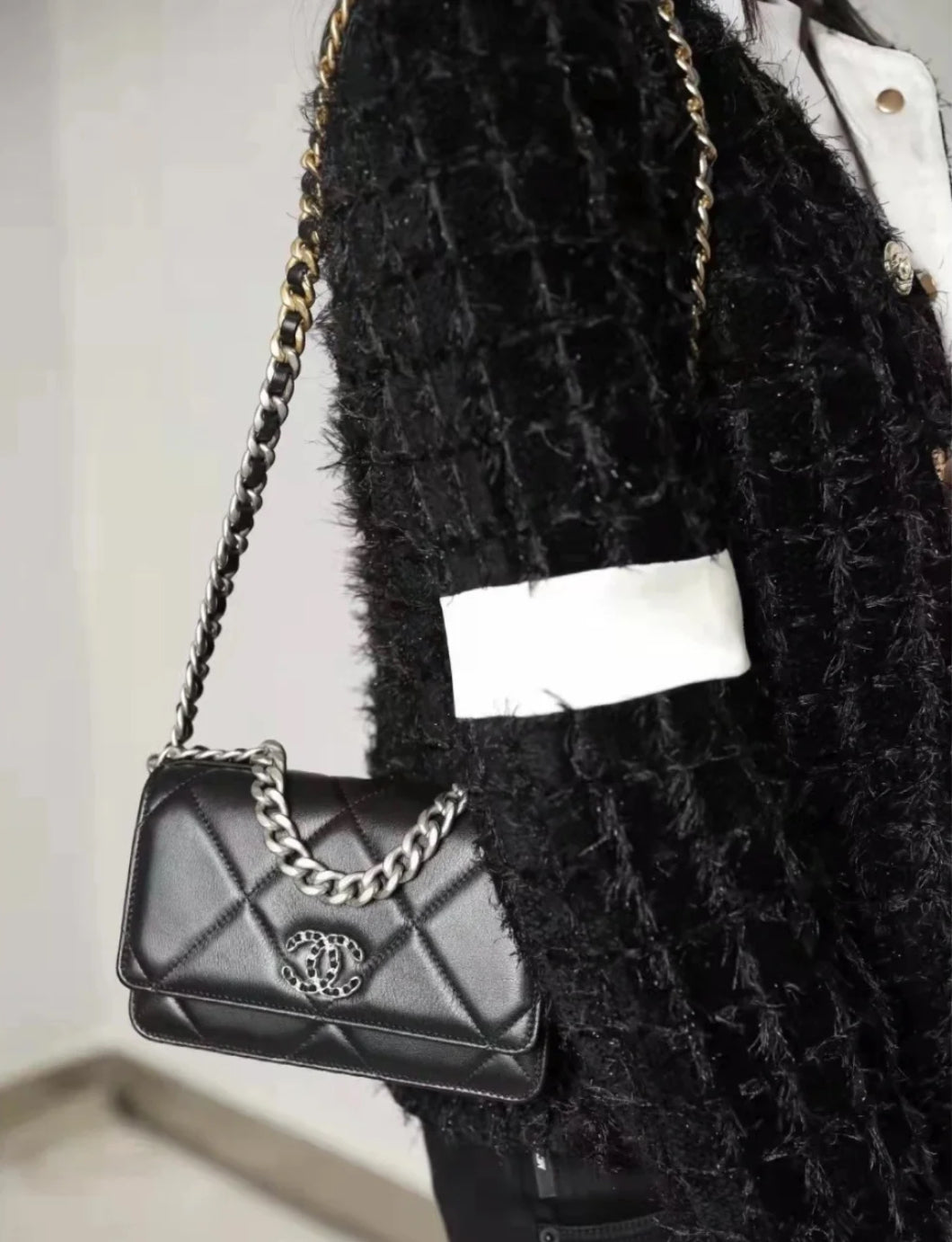 CHANEL▶︎✨| 19 LAMBSKIN WALLET ON CHAIN 經典19小羊皮WOC鏈包 AP3267 *£3,430