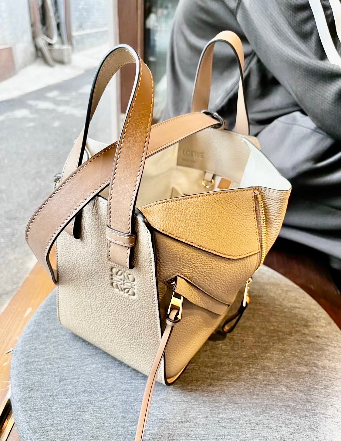 Loewe Compact Hammock 粒面小牛皮吊床包/2200