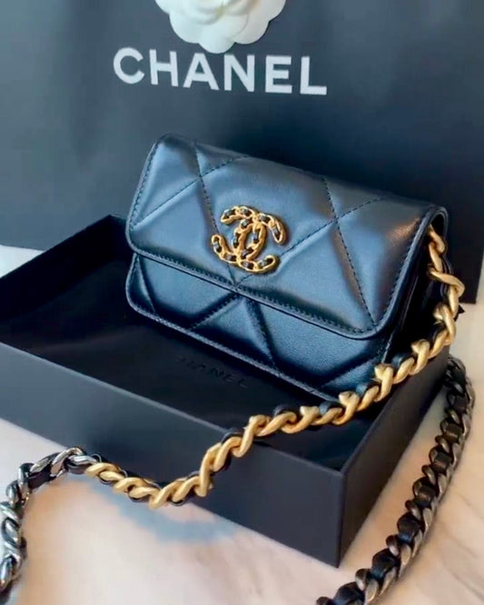 Chanel▶︎| 19 CLUTCH 小羊皮19手拿鏈包 *£3,160