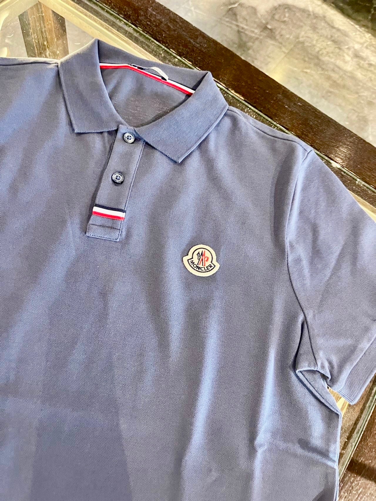 @Moncler 男生款扣下飾邊Polo上衣/250P167 🔥折上七折🉐6080