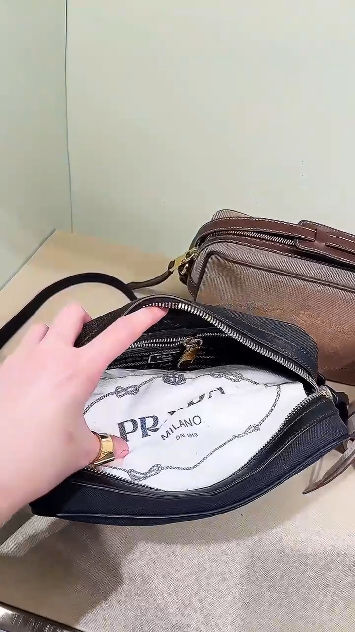 @Prada►Andoliera 刺繡LOGO帆布相機包/P690