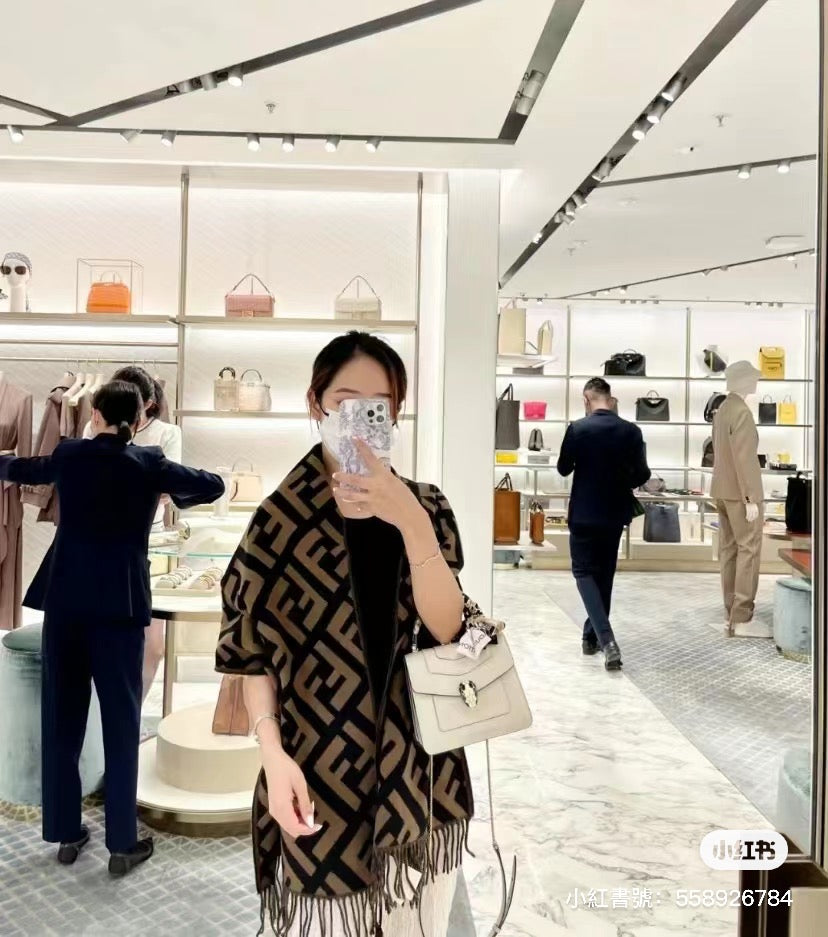 Fendi Wool and Silk 真絲羊毛雙面圍巾/500E550 🉐20800🇪🇺