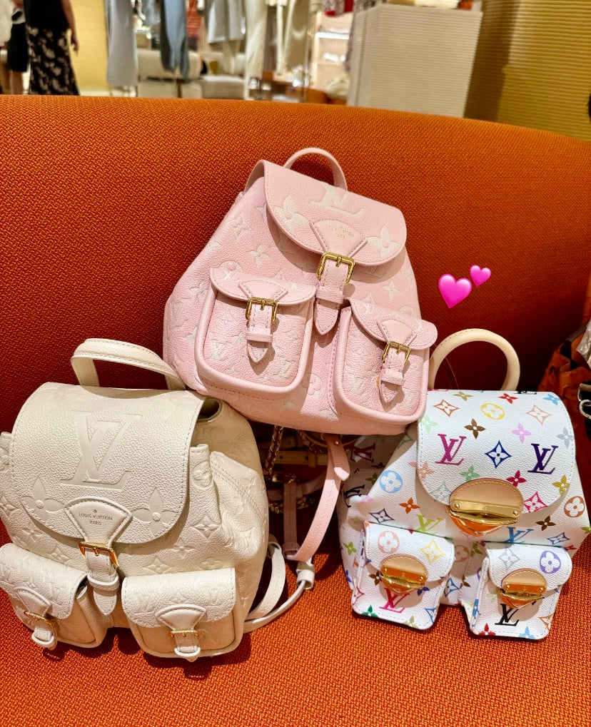 LV Backup 櫻花粉壓紋後背包/2810✨🉐116210