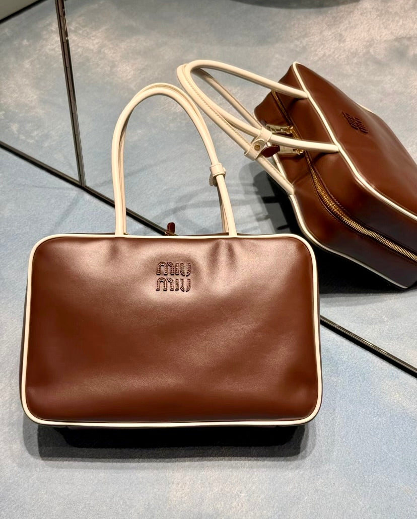 MiuMiu Beau Leather M/L 皮革公文包/E2750E2950 🇪🇺