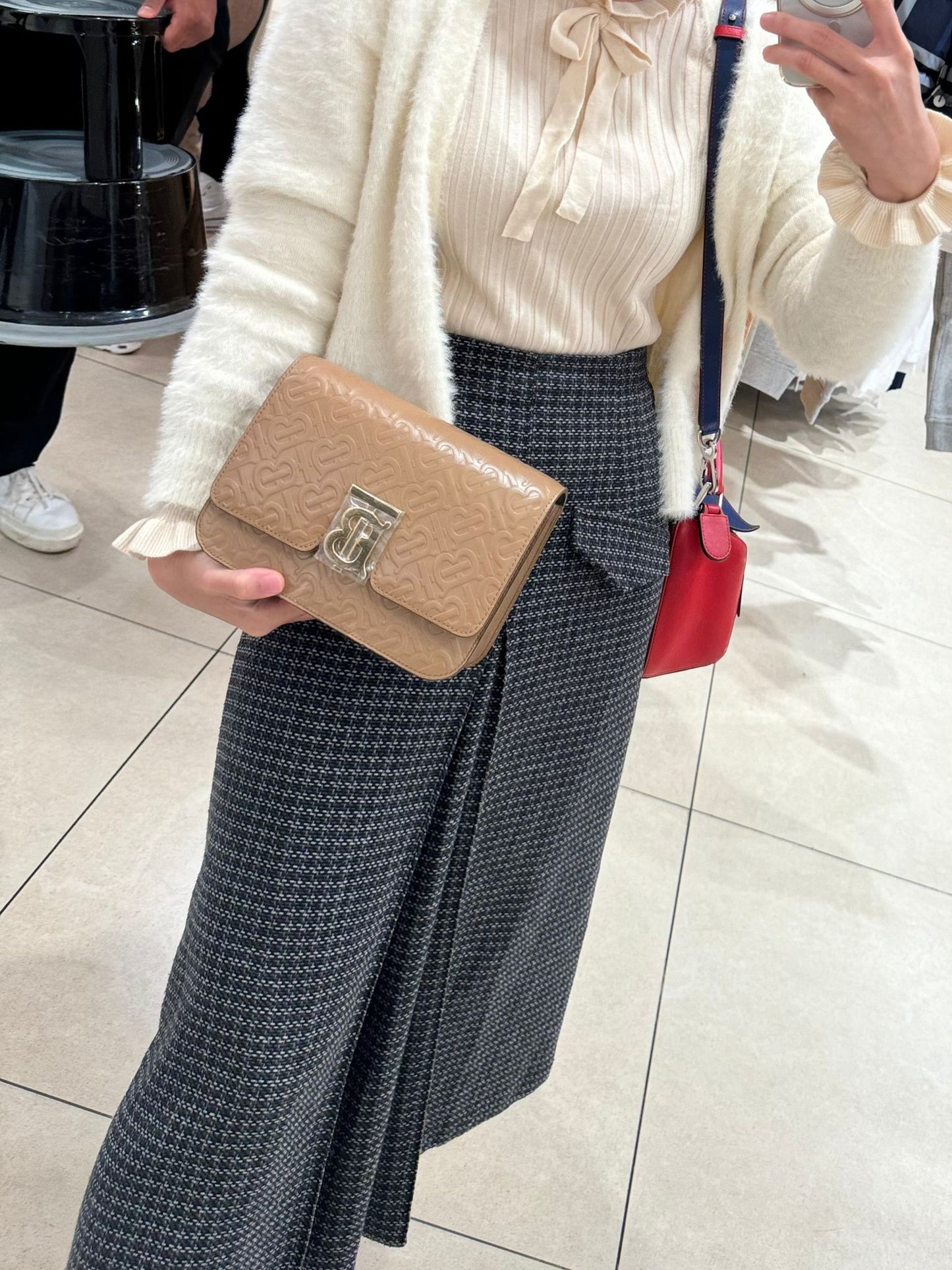 @Burberry TB 壓紋掀蓋斜背包/1225P599 🔥折上七折🉐19670