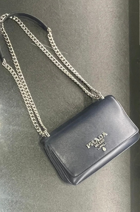 @Prada▪️PATTINA IN PELLE 翻蓋鏈條單肩包/965🔔限時折🉐44430