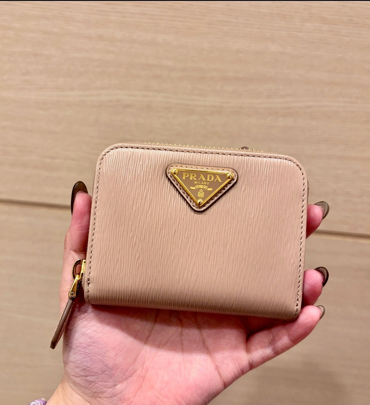 @Prada Bifold 三角標水波防刮皮夾 🔔限時折🉐12800