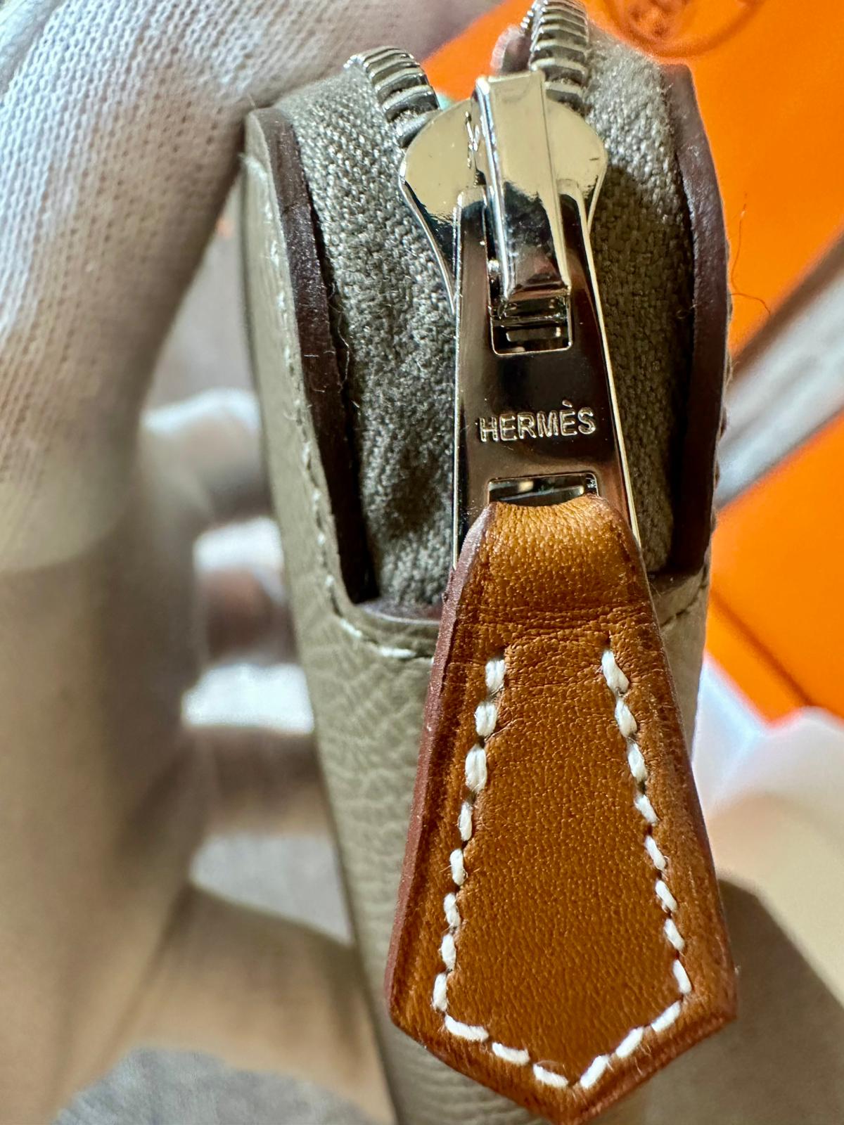 *現貨*Hermes Silk'in Compact Wallet 絲巾短夾大象灰 P32800 /T38500