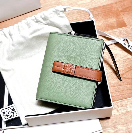 Loewe Slim compact 軟粒面牛皮對折拉鍊短夾/425