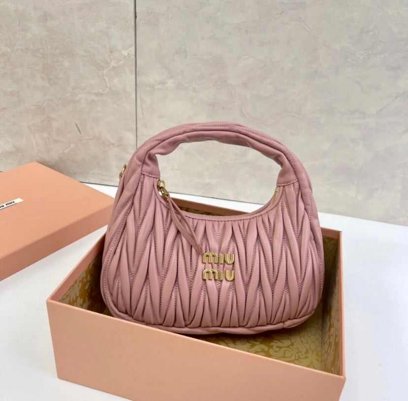 MiuMiu Wander Matelasse Nappa Hobo 小款半月腋下包/1840E2000 🉐69980🏷️