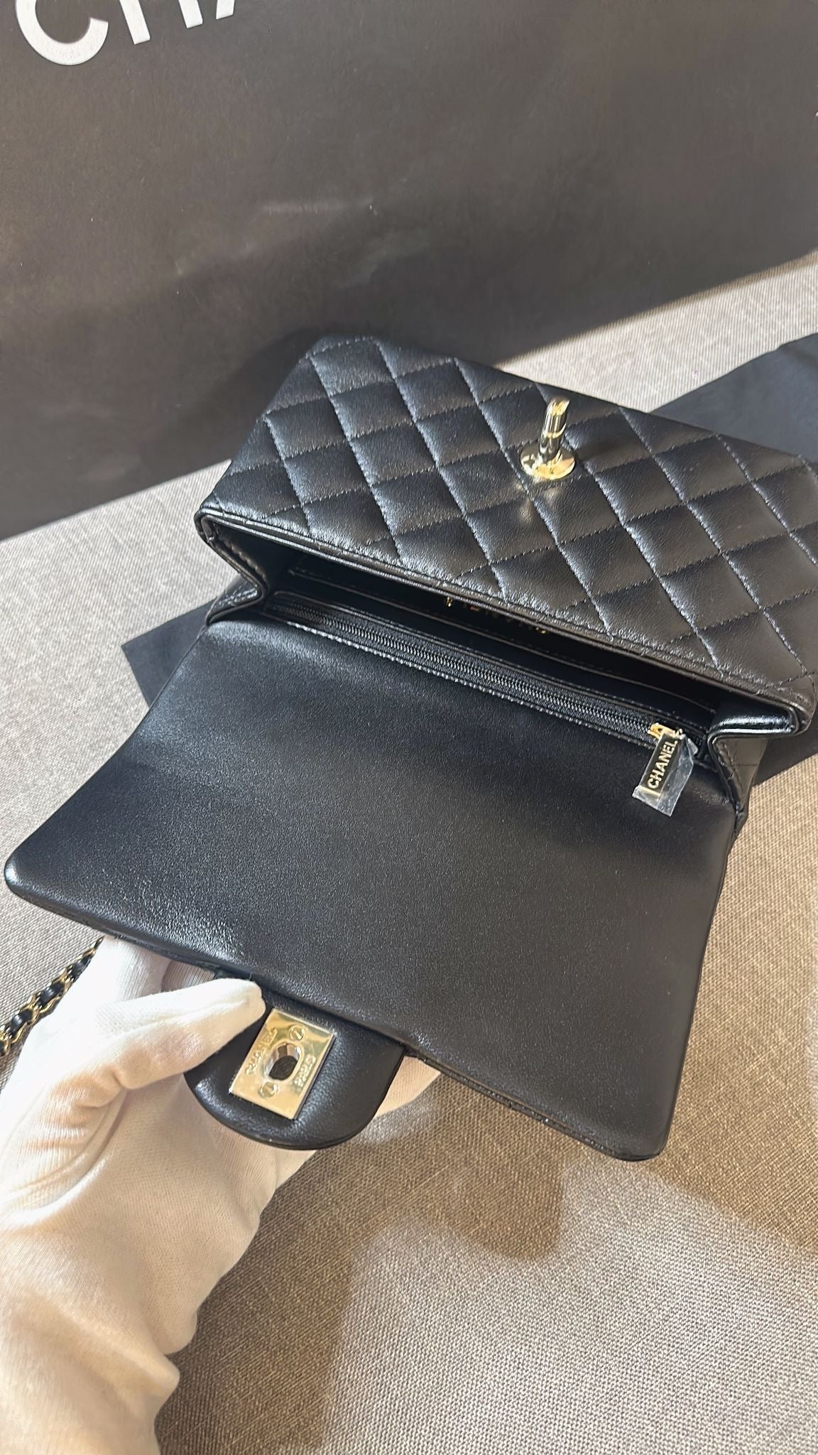 *現貨*CHANEL 24A CF20 HANDLE MINI 大迷你提把口蓋包 香檳淡金釦 P180000 /T218000