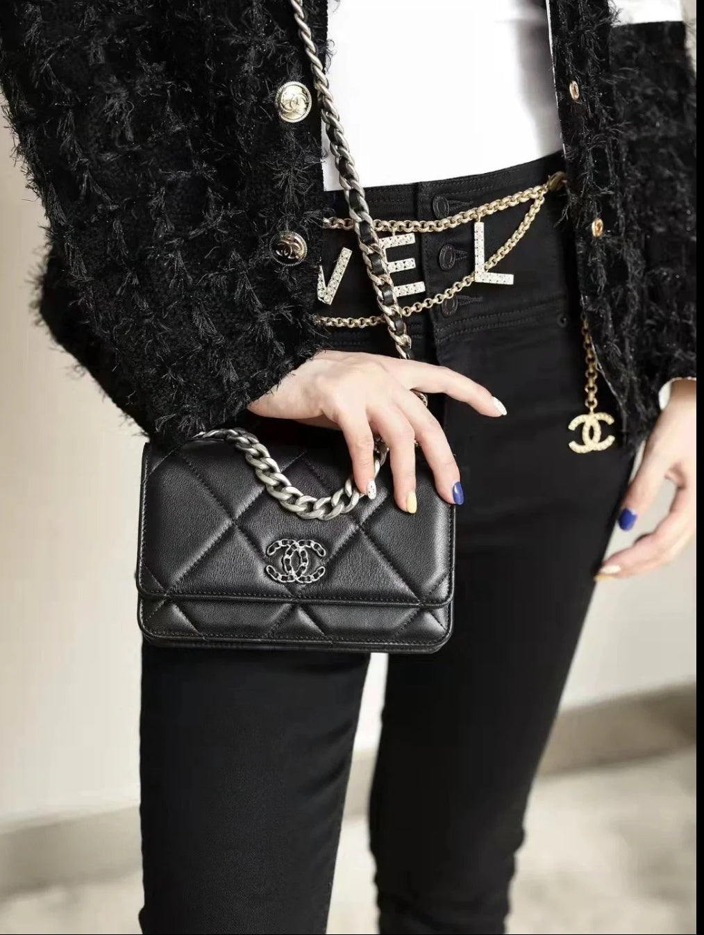 CHANEL▶︎✨| 19 LAMBSKIN WALLET ON CHAIN 經典19小羊皮WOC鏈包 AP3267 *£3,430