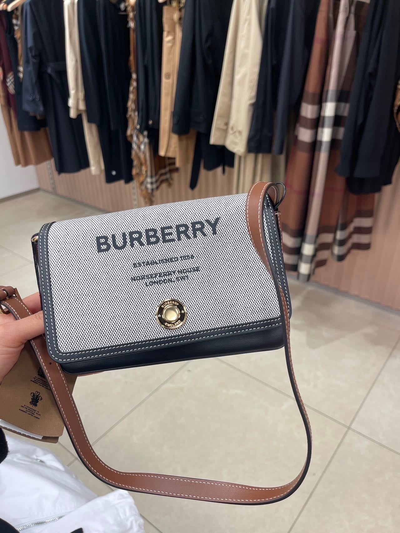 @Burberry Note 郵差包-灰/820P553 🔥折上七折🉐18420