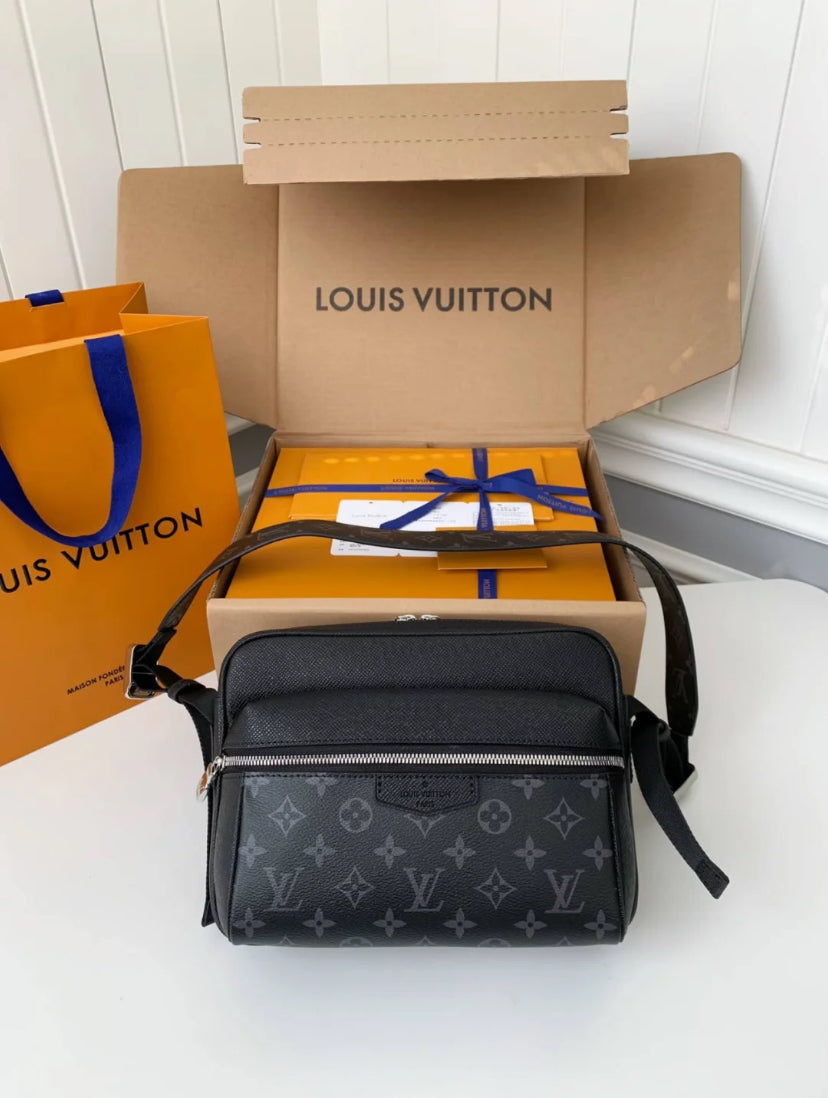 ❌LV Outdoor Messenger Bag 男生款郵差包/1650 ✨🉐68650