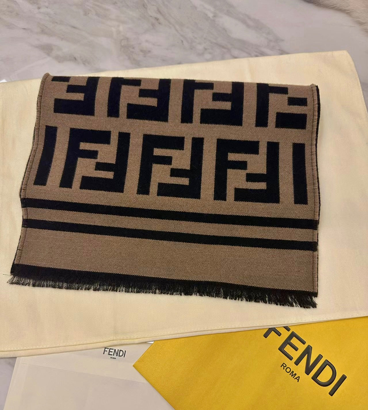 Fendi Wool and Silk 真絲羊毛雙面圍巾/500E550 🉐20800🇪🇺