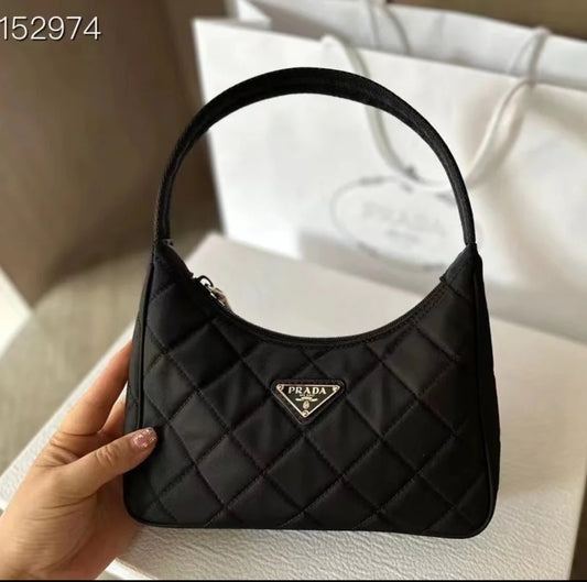 @Prada▪️Neo 菱格金標腋下包/P740 🔔限時折🉐33980🏷️