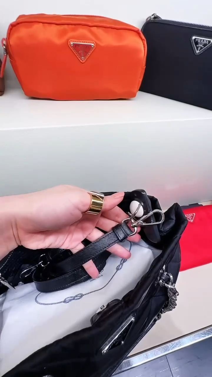@Prada►Nylon 尼龍菱紋鍊包/P880🔔限時折🉐40400