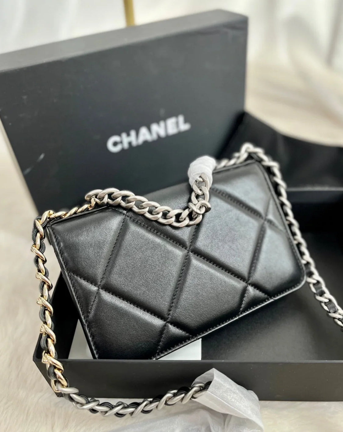 CHANEL▶︎✨| 19 LAMBSKIN WALLET ON CHAIN 經典19小羊皮WOC鏈包 AP3267 *£3,430