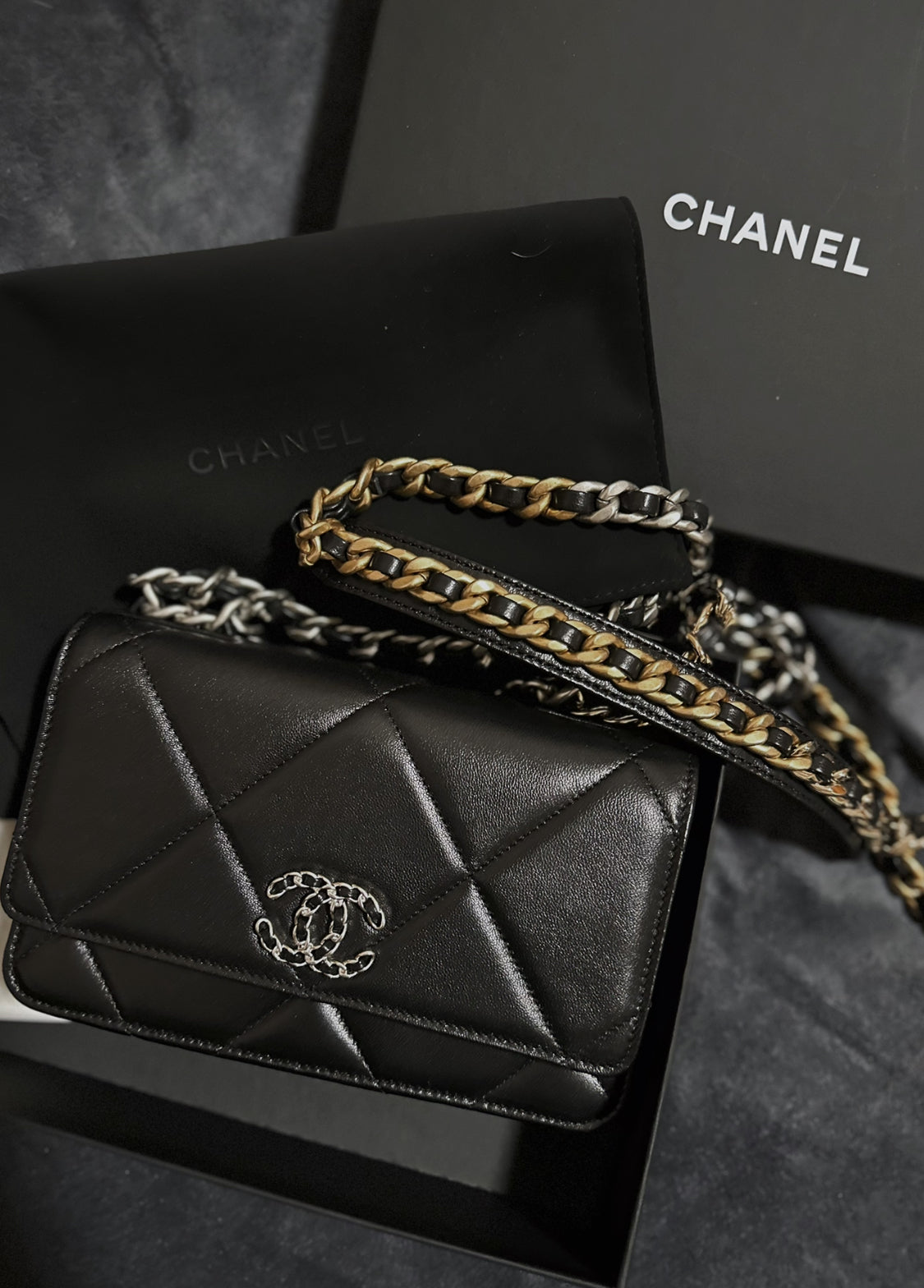 CHANEL▶︎✨| 19 LAMBSKIN WALLET ON CHAIN 經典19小羊皮WOC鏈包 AP3267 *£3,430